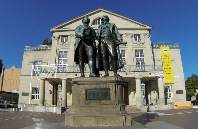 Das Goethe-Schiller-Denkmal in Weimar vor dem Deutschen Nationaltheater Weimar.